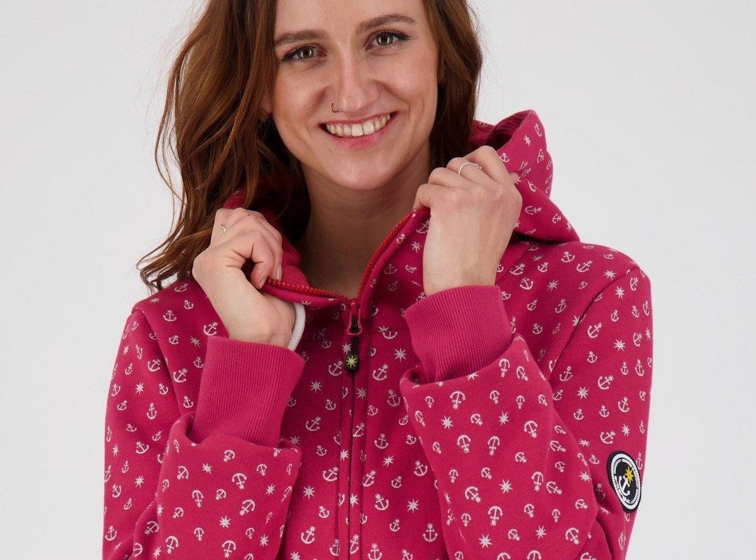 Frau in pinker Ankerglut-Sweatjacke mit Ankerprint